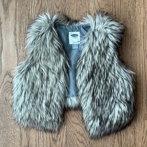 Old Navy Faux Fur Vest in Gray and Black - Size 3T